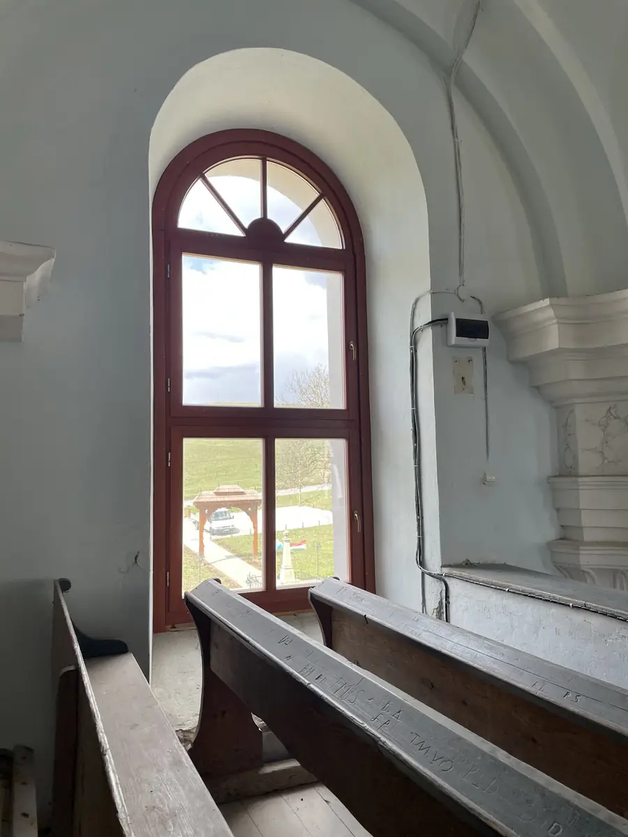 Boltíves Műemléki Templomablak Napsugaras Osztással