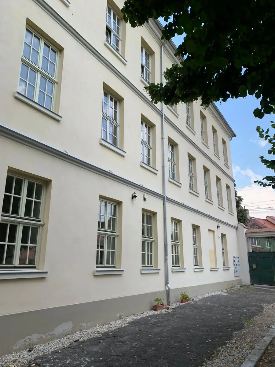 Középület faablakok